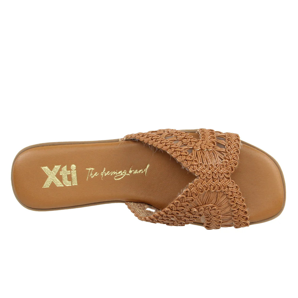 XTI Sandalo similpelle intrecciato color cammello 145373